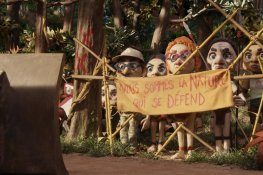 The picture shows the indigenous guardians of the forest holding a banner and stopping the advance of the destruction of the forest for palm oil plantations.